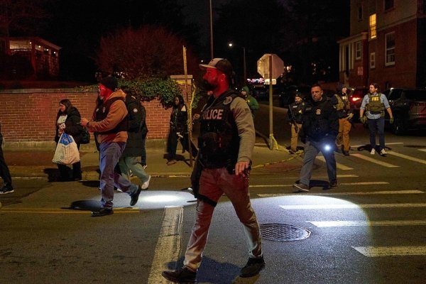 炒股配资官方 美警方拘留一名布朗大学枪击案嫌疑人