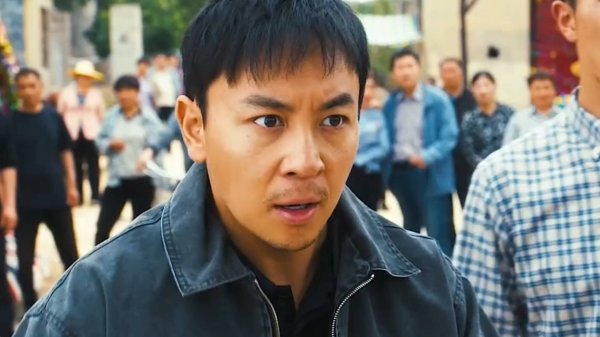 配资平台推荐 释小龙新片《追恶》太敢拍！90年代打拐现场还原，村民围殴警察看得窒息